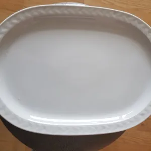 Aflangt fat með munstri